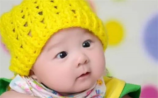 何姓2026/04/07出生女宝宝起名全攻略：名字推荐与禁忌字分析